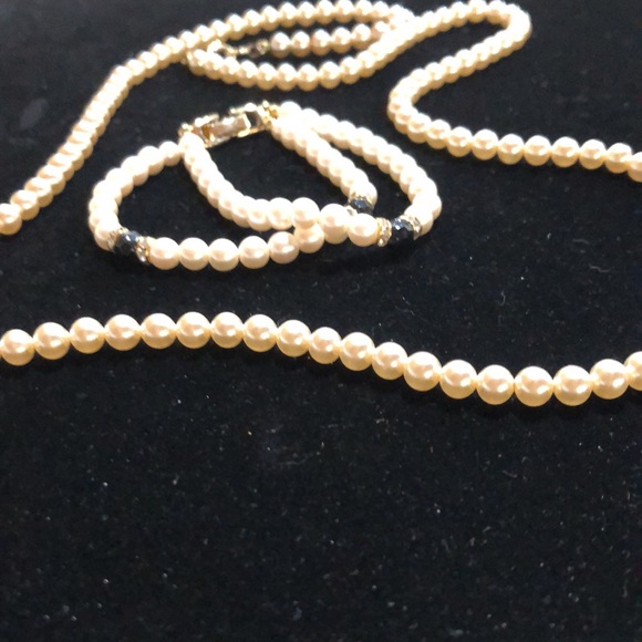 🔥Closet Clear Out🔥 Faux Pearls Necklace & Bracelet Set - Picture 3 of 11